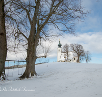 fileadmin/roha/images_galerie/orte_landschaft/Piding/PID-JOHAN-WI-0001-D-roha-Piding-St-Johannes-Johannishoegl-Kirche-Winter-Schnee.png