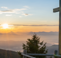 fileadmin/roha/random/trauerdruck/SON-AU-STOISS-A-0001-0712-01-D-roha-Sonnenaufgang-Stoisser-Alm-Teisenberg.png