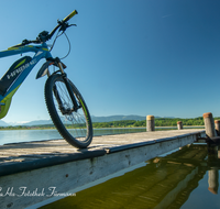 fileadmin/roha/images_galerie/Freizeit-Sport/E-Bike/SPO-E-BIKE-WAG-SEE-0006-D-roha-Sport-E-Bike-Waginger-See-Kuehnhausen-Steg.png