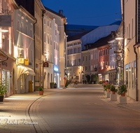 fileadmin/roha/images_galerie/architektur-Haeuser/TEI-MA-NA-0068-2155-D-roha-Teisendorf-Marktstrasse-Nacht.png