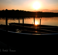 fileadmin/roha/images_galerie/stimmung-Sonne/Sonnenuntergang/ABTS-SEE-BOOT-0005-D-roha-Abstdorfer-See-Steg-Fischer-Boot-Wasser-Ufer-Sonnenuntergang.png