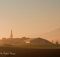 fileadmin/roha/images_galerie/orte_landschaft/Ainring/AINR-STRASS-STIM-0007-D-roha-Ainring-Strass-Stimmung-Sonnenaufgang-Nebel.png