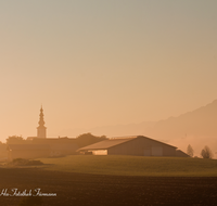 fileadmin/roha/images_galerie/orte_landschaft/Ainring/AINR-STRASS-STIM-0007-D-roha-Ainring-Strass-Stimmung-Sonnenaufgang-Nebel.png