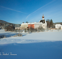 fileadmin/roha/images_galerie/orte_landschaft/Anger/Hoeglwoerth/AN-HOE-WIN-0057-D-roha-Anger-Hoeglwoerth-Winter-See-Kloster-Schnee.png