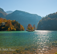 fileadmin/roha/images_galerie/orte_landschaft/Berchtesgaden/Koenigssee/BGD-KOE-SEELAEN-0008-D-roha-Berchtesgaden-Koenigsee-Wasser-Insel-Herbst-Seelaende.png