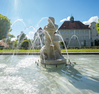 fileadmin/roha/images_galerie/orte_landschaft/Freilassing/FREIL-ALT-SCHU-0008-D-roha-Freilassing-Schule-Georg-Wrede-Platz-Brunnen-Figur-Marmor.png