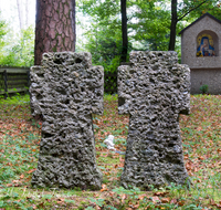 fileadmin/roha/images_galerie/kirche_religion/Laufen_-_Leobendorf/KKKM-LAUF-LEOB-UKR-0014-D-roha-Friedhof-Laufen-Leobendorf-Ukrainer-Kreuz-Gedenktafel-Herbst-Wald.png