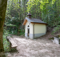 fileadmin/roha/images_galerie/kirche_religion/Teisendorf/KKKM-TEIS-0076-105-D-roha-Kapelle-Teisendorf-Lourdesgrotte-Wanderweg-Brunnen.png