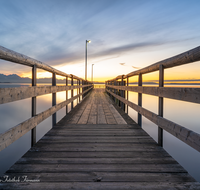 fileadmin/roha/images_galerie/orte_landschaft/Chiemsee/SON-UN-CHIEM-2020-01-13-1702-D-roha-Sonne-Sonnenuntergang-Chiemsee-Chieming-Steg.png