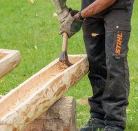 fileadmin/roha/images_galerie/arbeit_technik/Handwerk/AN-DORFF-HOLZ-0001-1318-02-D-roha-Anger-Holzhauerverein-Dachrinne-Dorffest.png