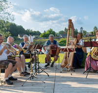 fileadmin/roha/images_galerie/musik/Volksmusik/BR-SONNW-LAUF-2023-1858-2-D-roha-Brauchtum-Sonnwend-Feuer-Laufen-Musikanten.png