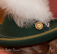 fileadmin/roha/images_galerie/brauchtum/Tracht/Details/BR-TRACH-DETAIL-HUT-0015-D-roha-Brauchtum-Tracht-Hut-Adler-Flaum.png