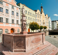 fileadmin/roha/images_galerie/orte_landschaft/Burghausen/BURGH-STADT-0002-1-D-roha-Burghausen-Stadt-Platz-Fassade-Brunnen-Marmor.png