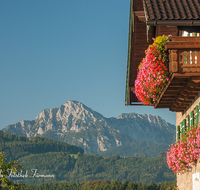 fileadmin/roha/images_galerie/architektur-Haeuser/HAEU-BAU-WENG-0002-D-roha-Bauernhaus-Weng-Hochstaufen-Zwiesel-Blumenschmuck-Nagelfluh.png