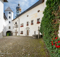 fileadmin/roha/images_galerie/orte_landschaft/Anger/Hoeglwoerth/AN-HOE-KLOST-0085-01-D-MR-roha-Anger-Hoeglwoerth-Kloster-Innenhof-Brunnen-Tor.png