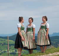 fileadmin/roha/images_galerie/brauchtum/Tracht/BR-TRACH-PID-DIR-0011-D-roha-Brauchtum-Tracht-Piding-Staufenecker-Dirndl-Fuermann-Alm.png