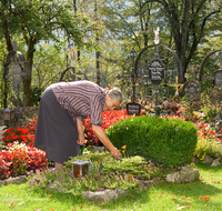 fileadmin/roha/images_galerie/Menschen/MEN-FRIEDH-RAITEN-0006-D-roha-Menschen-Friedhof-Grab-Raiten-Schleching.png