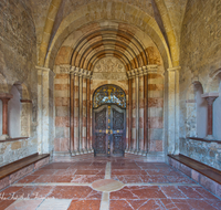 fileadmin/roha/images_galerie/orte_landschaft/Salzburg/St-Peter-Katakomben/SA-STPETER-0015-D-roha-Salzburg-Kirche-Sankt-Peter-Portal-Eingang-Marmor.png