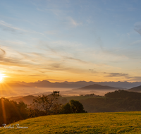 fileadmin/roha/images_galerie/stimmung-Sonne/Sonnenaufgang/SO-AU-HOCHH-2-0703-D-roha-Sonnenaufgang-Hochhorn-Stimmung-Rupertiwinkel.png