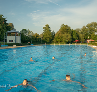 fileadmin/roha/images_galerie/orte_landschaft/Teisendorf/Schwimmbad/TEI-SCHWIMMB-2018-1925-02-D-roha-Teisendorf-Schwimmbad.png