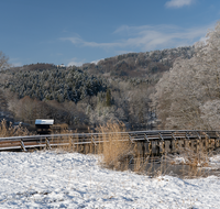 fileadmin/roha/images_galerie/orte_landschaft/Anger/Hoeglwoerth/AN-HOE-WIN-0088-A-01-D-roha-Anger-Hoeglwoerth-See-Winter-Weg-Steg.png