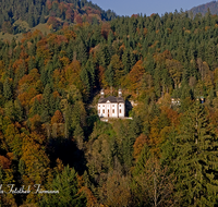 fileadmin/roha/reportagen/Kunterweg-Ramsau/BGD-RA-KUNT-0003-D-roha-Berchtesgaden-Ramsau-Maria-Kunterweg-Kirche-Herbst-Wald.png