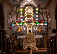 fileadmin/roha/Interessantes-in-Kurzform/BR-HEILIGGR-ULRI-0017-M-D-roha-Brauchtum-Ostern-Heilig-Grab-Ulrichshoegl-Ainring-Kirche.png