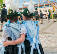 fileadmin/roha/images_galerie/brauchtum/Maibaum/Teisendorf/BR-MAIB-TEI-0052-D-roha-Brauchtum-Maibaum-Teisendorf-Marktplatz-Tracht.png