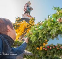 fileadmin/roha/images_galerie/brauchtum/Ostern/BR-OST-BRUN-MEN-0001-D-M-roha-Brauchtum-Osterbrunnen-Bad-Reichenhall-Florianiplatz-Osterei-Hand.png