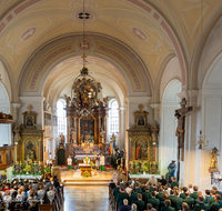 fileadmin/roha/images_galerie/brauchtum/Tracht/Trachtenverein_Teisendorf/BR-TRACH-TEI-VER-20231008-1003-D-roha-Brauchtum-Tracht-Teisendorf-Kirche.png