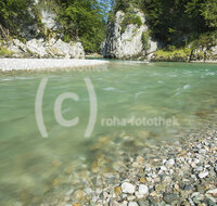 fileadmin/roha/images_galerie/orte_landschaft/Koessen/KOESS-KLOBENST-0004-01-D-roha-Koessen-Klobenstein-Haengebruecke-Tiroler-Ache-Wasser.jpg