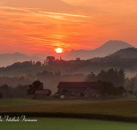 fileadmin/roha/images_galerie/stimmung-Sonne/Sonnenaufgang/SON-AU-STEINH-0019-D-roha-Sonnenaufgang-Anger-Steinhoegl-Kirche-Sonne-Gaisberg.png