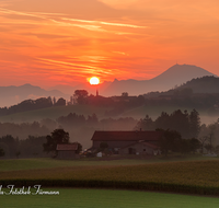 fileadmin/roha/images_galerie/stimmung-Sonne/Sonnenaufgang/SON-AU-STEINH-0019-D-roha-Sonnenaufgang-Anger-Steinhoegl-Kirche-Sonne-Gaisberg.png