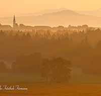 fileadmin/roha/images_galerie/stimmung-Sonne/AINR-STRASS-STIM-0010-D-roha-Ainring-Strass-Stimmung-Sonnenaufgang-Nebel.png