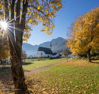 fileadmin/roha/images_galerie/orte_landschaft/Anger/Aufham/AUF-0012-0-12-D-roha-Aufham-Hochstaufen-Herbst-Kirche-Sonne.png