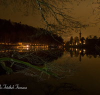 fileadmin/roha/images_galerie/brauchtum/Weihnachten-Laternenzauber-Anger/BR-WEIH-HOE-LA-2016-11-26-1802-01-D-roha-Brauchtum-Weihnachten-Hoeglwoerth-See-Anger-Laternenzauber-Kloster.png