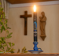 fileadmin/roha/images_galerie/kirche_religion/verschiedenes/KKKM-WET-KERZ-0001-D-roha-Wetterkerze-Herrgottswinkel-Kreuz-Madonna.png