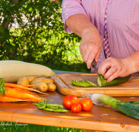 fileadmin/roha/images_galerie/Baum-natur-garten/Garten-Arbeit/MEN-GART-GEM-0011-D-roha-Menschen-Garten-Gemuese-Hausfrau-schneiden.png