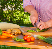 fileadmin/roha/images_galerie/Baum-natur-garten/Garten-Arbeit/MEN-GART-GEM-0011-D-roha-Menschen-Garten-Gemuese-Hausfrau-schneiden.png