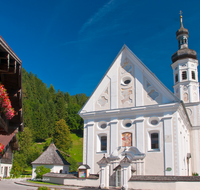 fileadmin/roha/images_galerie/orte_landschaft/Aschau/ASCHAU-SACHR-0006-D-roha-Aschau-Sachrang-Blumenschmuck-Balkon-Geranien-Bauernhaus-Kirche.png