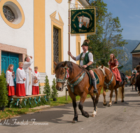 fileadmin/roha/images_galerie/brauchtum/Leonhardiritt/Inzell/BR-PFRI-INZ-0047-D-roha-Brauchtum-Pferdeumritt-Inzell-Michaeliritt-Pferd-Reiter-Pfarrer-Segen.png