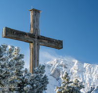 fileadmin/roha/images_galerie/orte_landschaft/Berchtesgaden/Rossfeld-Goell/KKKM-BGD-ROSS-WI-0007-D-roha-Gipfelkreuz-Berchtesgaden-Winter-Schnee-Hoher-Goell.png