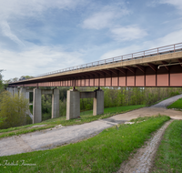 fileadmin/roha/images_galerie/orte_landschaft/Anger/Anger/LANDA-AUTOB-LOITH-0001-D-M-roha-Landart-Autobahn-Bruecke-Anger-Loithal.png