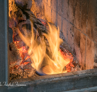 fileadmin/roha/images_galerie/dies_das/LANDA-FEU-0007-D-roha-Landart-Feuer-Kachelofen-Brennholz-Scheiter-Glut.png