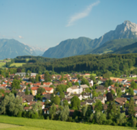 fileadmin/roha/images_galerie/orte_landschaft/Teisendorf/TEI-NORD-WEST-PAN-0011-P-D-roha-Teisendorf-Panorama-Gaisberg-Untersberg-Fuderheuberg-Hochstaufen-Teisenberg.png