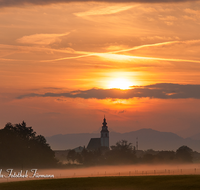 fileadmin/roha/images_galerie/orte_landschaft/Teisendorf/Weildorf/TEI-WEI-SO-AU-0001-D-roha-Teisendorf-Weildorf-Sonnenaufgang-Kirche.png