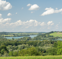 fileadmin/roha/images_galerie/orte_landschaft/Waging/WAG-SEE-0013-5-D-roha-Waging-Waginger-Panorama-Tachinger-See.png