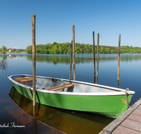 fileadmin/roha/images_galerie/orte_landschaft/Abtsdorf-Abtsdorfer-See/ABTS-SEE-BOOT-0009-D-roha-Abstdorfer-See-Steg-Boot-Wasser-Ufer.png