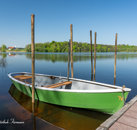 fileadmin/roha/images_galerie/orte_landschaft/Abtsdorf-Abtsdorfer-See/ABTS-SEE-BOOT-0009-D-roha-Abstdorfer-See-Steg-Boot-Wasser-Ufer.png