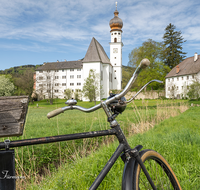 fileadmin/roha/Lieblingsbilder-making/making-of/AN-HOE-0097-09-D-roha-Anger-Hoeglwoerth-Kloster-Torhaus-Radl.png